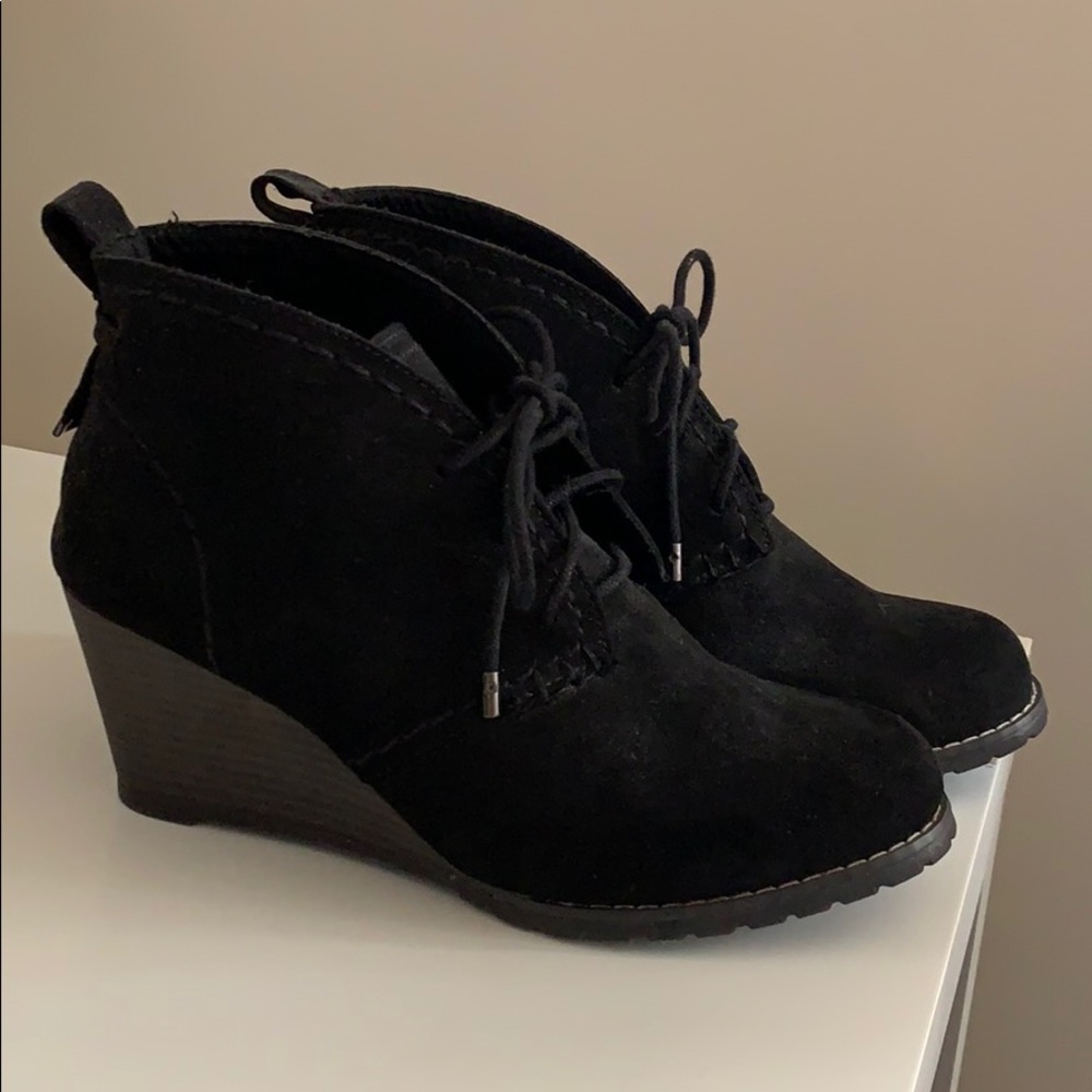 SO black wedge heels size 8